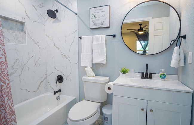 Spacious Delightful 4 BR/ 3 BA Close to Downtown - Foto 27