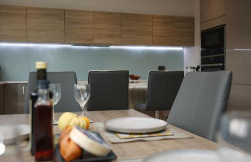 Is Y Coed Place By N And N Stays Ltd, Spacious 5 bed house in Wenvoe Cardiff, With Free Private Parking, Garden and WIFI - Photo 42