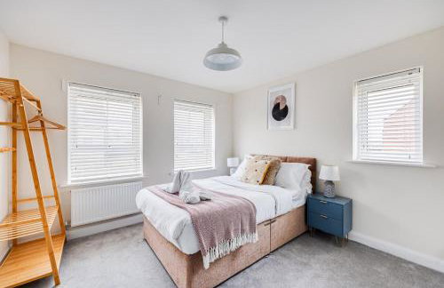 Detached House in Brooklands - Prime Location - Driveway Parking, Self-Check-In, Fast WiFi and Smart TV by Yoko Property - Foto 12