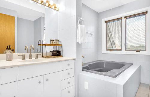 Maine Pondfront Home Sleeps 22 - Pool & Hot Tub - Photo 27