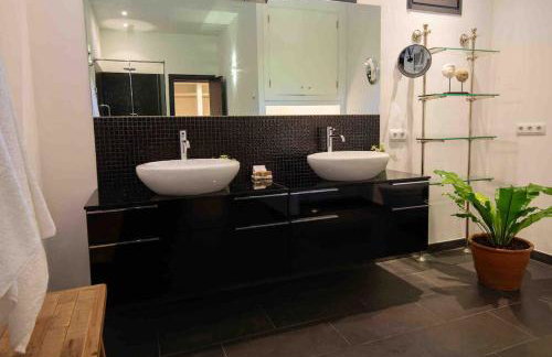 Idyllic 6 bed villa stunning sea view salt pool - Foto 44