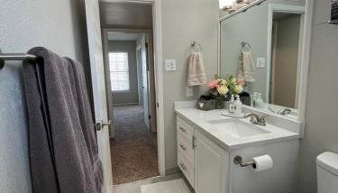 Cozy Townhome 5 Min to Airport - Foto 5