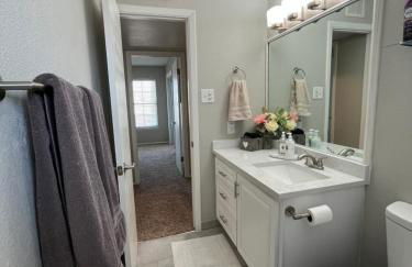 Cozy Townhome 5 Min to Airport - Foto 5