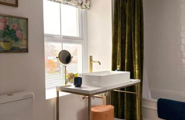 Boutique High Street Apartment In Crickhowell - Photo 38