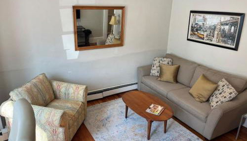 Downtown Beverly 5 Min to Salem - Photo 2