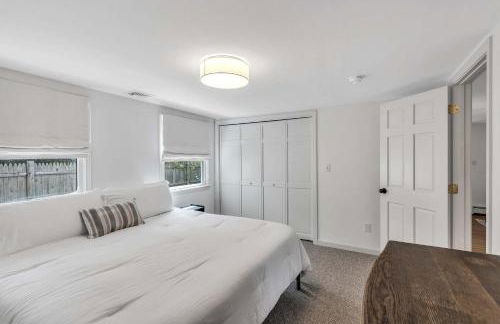 Jenkins Pond Beach Access with BBall Hoop & Grill, Bright Cape Cod Retreat near Jenkins Pond in Falmouth - Parking, Modern Retreat with Outdoor Space, 24 Hour Hospitality - Foto 13