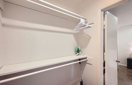 Your Airy King Suite Getaway - Sleeps 4 - Pool, Prkg - Photo 7