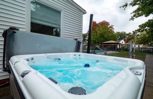 4 Bedroom Pool and Hot Tub Home Near Cleveland - Photo 16