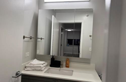 Cozy 2 bedroom condo by lakeshore - Foto 33