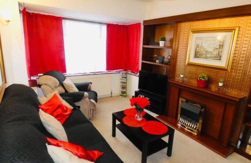 SPACIOUS 3 BED HOUSE WITH PARKING & GOOD TRANSPORT - Photo 3