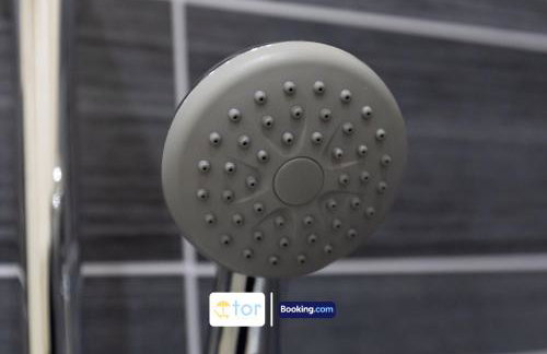 Large 2 Bedroom Apartment By The One Retreats Short Lets & Serviced Accommodation Horley Close To Gatwick Airport - Foto 56