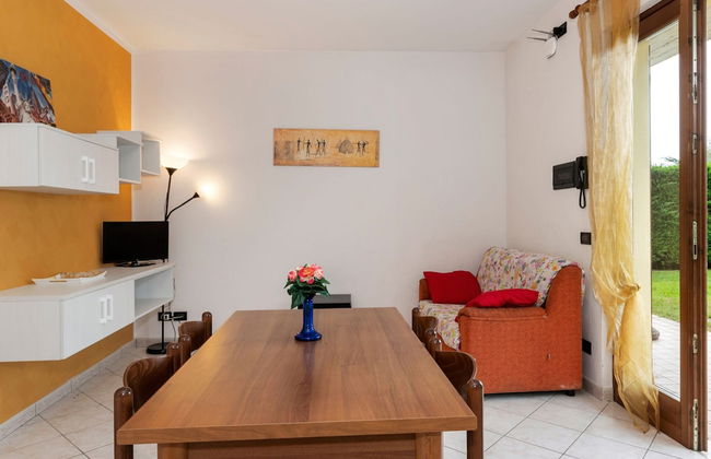 Spacious Apartment With Garden - Photo 23