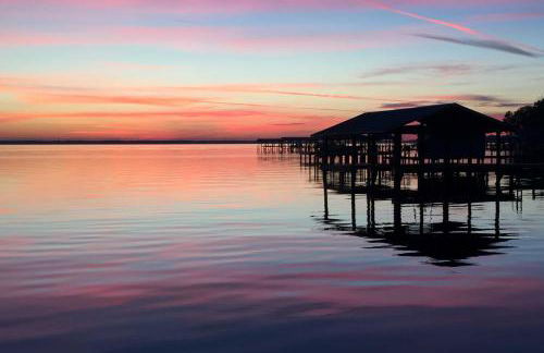 Renovated Crescent Lake Escape with Waterfront Deck! - Foto 27