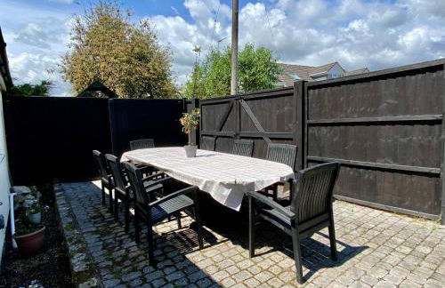 Beautiful Character 5 Bedroom Dorset Thatched Cottage - Great Location - Garden - Parking - Fast WiFi - Smart TV - Newly decorated - sleeps up to 10! Only 18 mins drive to Sandbanks Beach! Close to Bournemouth & Poole - Photo 19