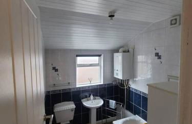 Business Friendly 2BR House Sleeps 5, Wi-Fi, Workspace & Free Parking - Foto 10