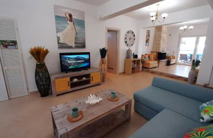 Blue Pastel-cliffside villa, shared pool, wild sandy beach nearby - Foto 18