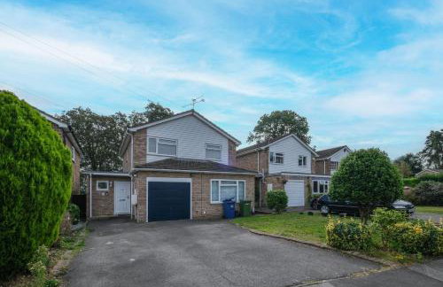 Luxury 5 BDR 2 BA House with Parking in Sandhurst By 360Stays - Photo 92