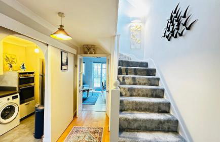 Inviting 2 Bed Guest House steps away from Ascot Racecourse 3 mins drive, 5 mins to Legoland, 12 mins to Windsor Castle Perfect for families & racegoers alike - Foto 17