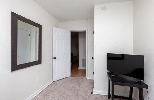 Spacious 9BR Home Ideal for Groups Near Downtown - Foto 17