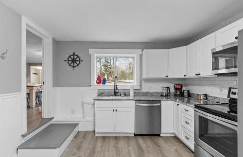 Kennebunk/Kennebunkport Beach House w/Pool! - Photo 30