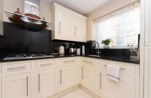 Gorgeous 4 BR House Near Station mins to London - Pass the Keys - Foto 13
