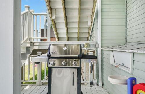 6BR Houghton Lake House with Indoor Pool, Hot Tub and Golf Simulator - Photo 24