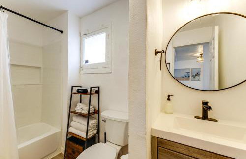 Private Hilltop Getaway with Patio Dogs Welcome! - Foto 10