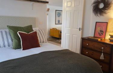 Cosy Canal-side lodge with log burner - Foto 5