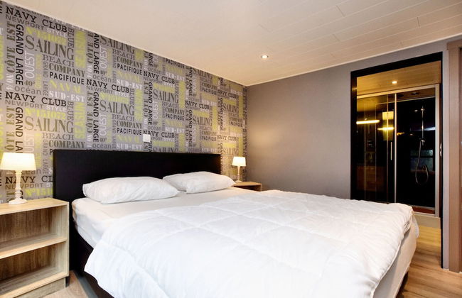 Modern Family Home With Wellness - Photo 2