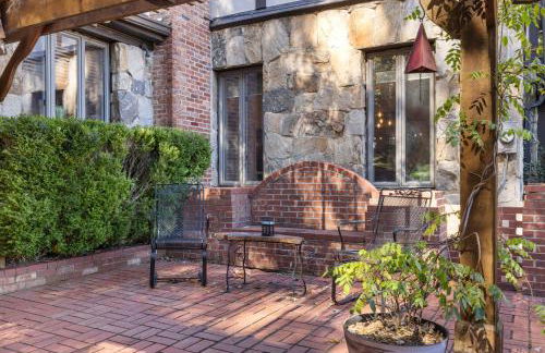 Stylish Mountain Retreat with Sunroom and Pergola - Foto 76