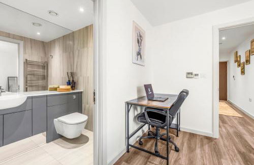 Two BDR Apt By Stay Aura Short Lets & Serviced Accommodation London With Free WiFi, Parking & 10 Min to Brentford Stadium - Foto 17