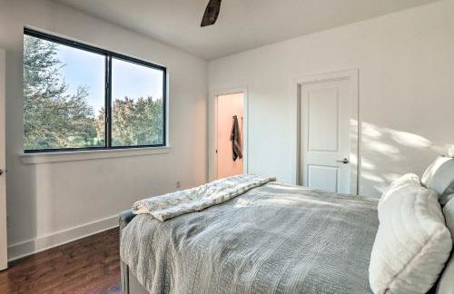 Lake Granbury Views and Game Room! Modern Escape - Foto 18