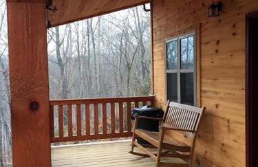 Cozy Family-Friendly Cabin with Private Outdoor Jacuzzi near Huntington, West Virginia - Foto 8