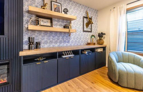 Family Retreat with Hot Tub, Game Room & Prime Location - Foto 48