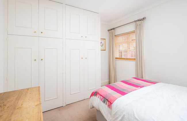 JOIVY Homely 2 Bed Riverside Flat with Patio in Hammersmith - Foto 16