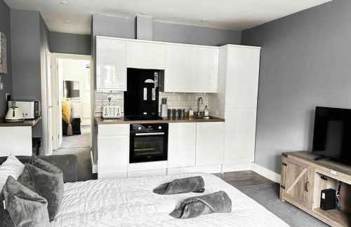 Spacious Southampton City Apartment with Courtyard - Foto 27