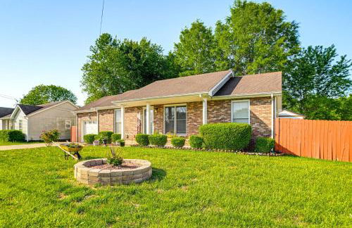 Home with Hot Tub, Playset and Grills in Clarksville! - Foto 35