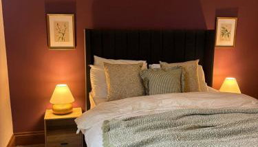 #111 New Farm with hot tub and Sauna - Sleeps 18 - Near Elmore Park - " Perfect for Contractors and Families - Parking space for 10 cars" - Foto 3