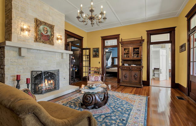 Beautiful and Unique Home With Fireplace and Pool! - Photo 19