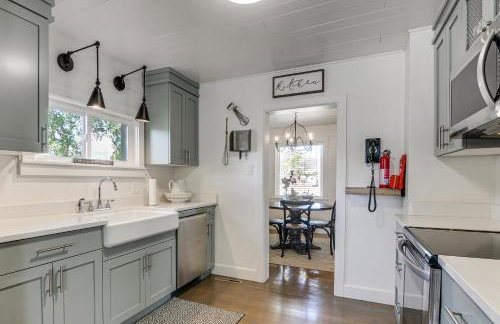 Cozy Farmhouse-Style Cottage by Mighty 5 Ntl Parks - Foto 8