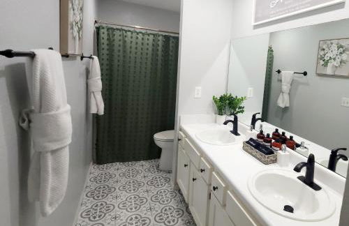 Cozy Lakeside Getaway - Outdoor Theater - Free Early Check-In- 4min to Silver Dollar City - Foto 16