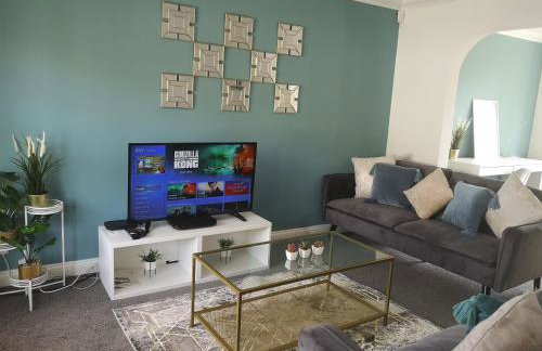 CENTRAL MK- 3Bed, 2 Bath house for LONG TERM CONTRACTOR Stays, free parking for 2 vehicles, DESK & GARDEN space managed by CHIQUE PROPERTIES LTD - Photo 6