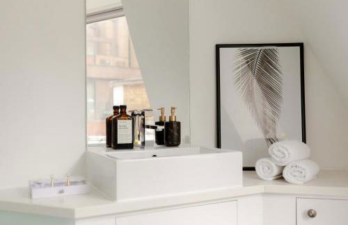 RARE FIND off Oxford St! SOHO 5bed Design House For XXL Groups - Photo 23