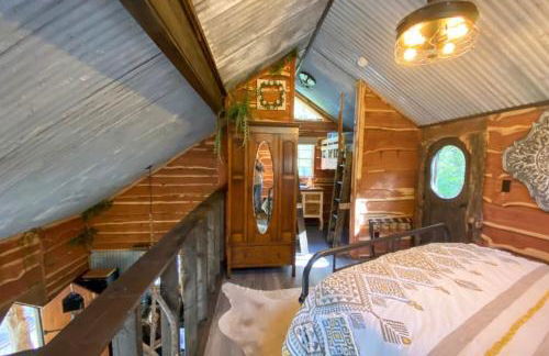 Hobbit Treehouse with waterfall on the Brazos River! 350 acres! Tubing! Petting zoo! - Foto 18
