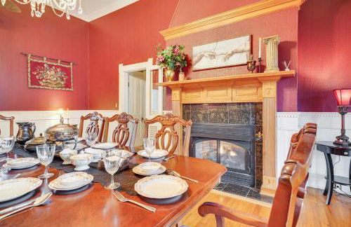 Historic Home with Fireplace and Porch Walkable Area! - Foto 9