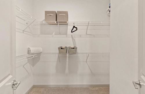 Polished Contemporary 2BR 2BA Private Balcony - Foto 23