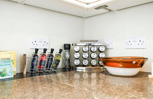 Modern 2BR Apartment for Contractors, Balcony & Fast Wi-Fi, W6 - Foto 6