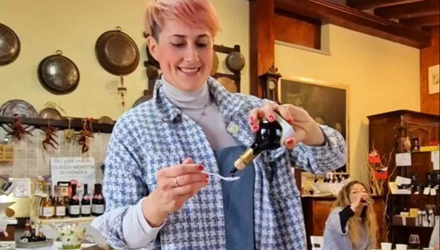 Probando el aceite balsámico de Módena