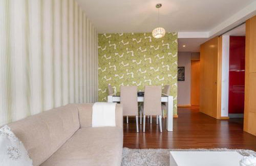 Modern Flat with Balcony & Garage by HostWise - Foto 14