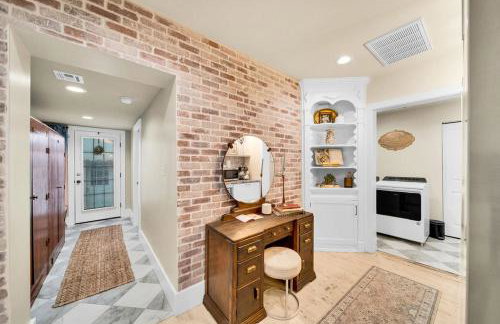 Fully Restored cottage, AMAZING game room, hot tub - Foto 46